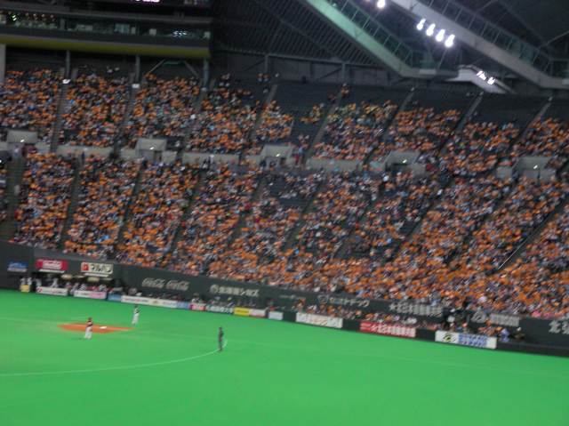 応援ボードをかかげる内野席